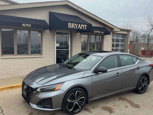 Used 2023 Nissan Altima 2.5 SR image 2