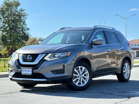 Used 2018 Nissan Rogue image 1