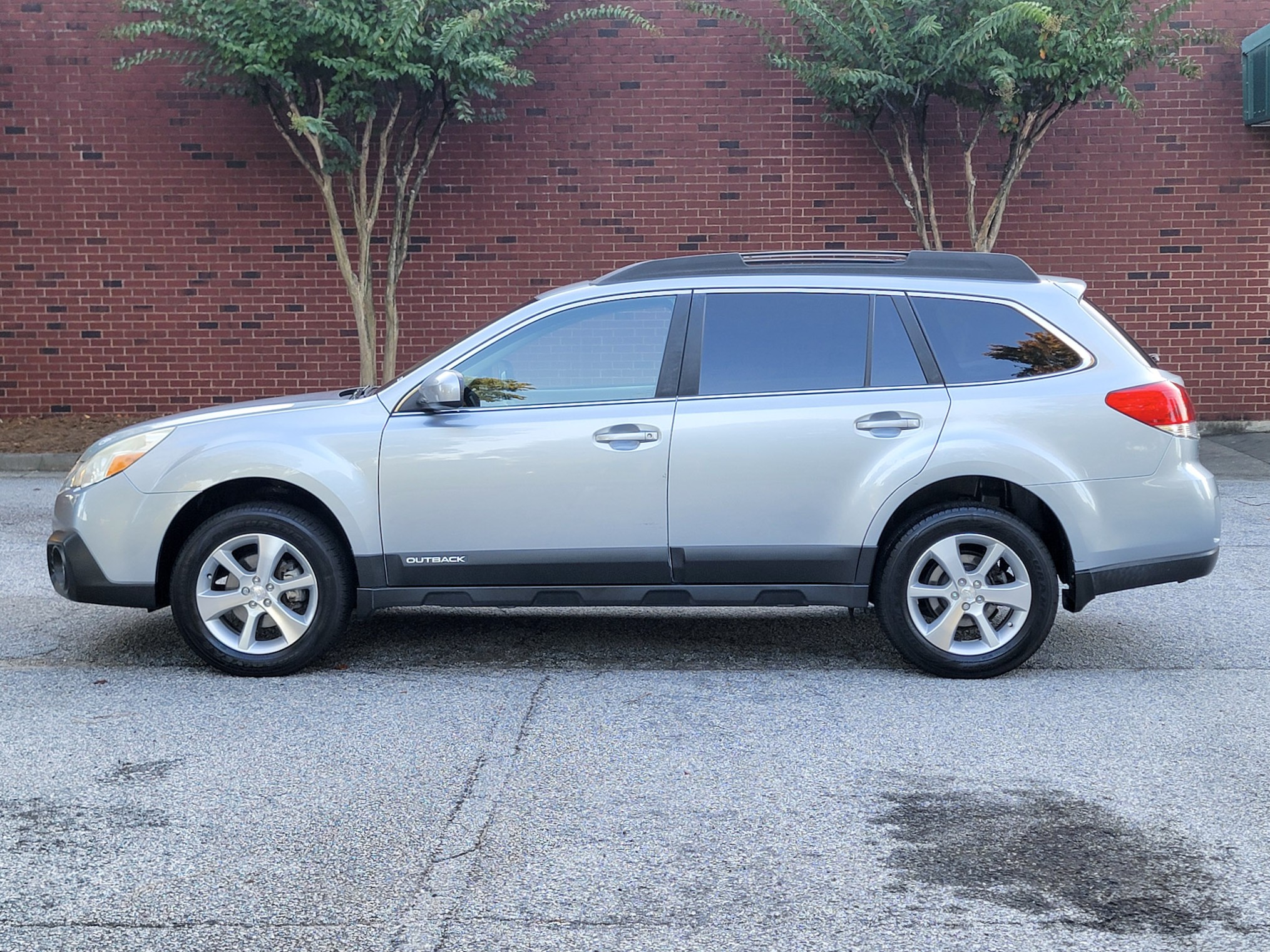 Used 2013 Subaru Outback 2.5i Limited AWD/4WD image 1