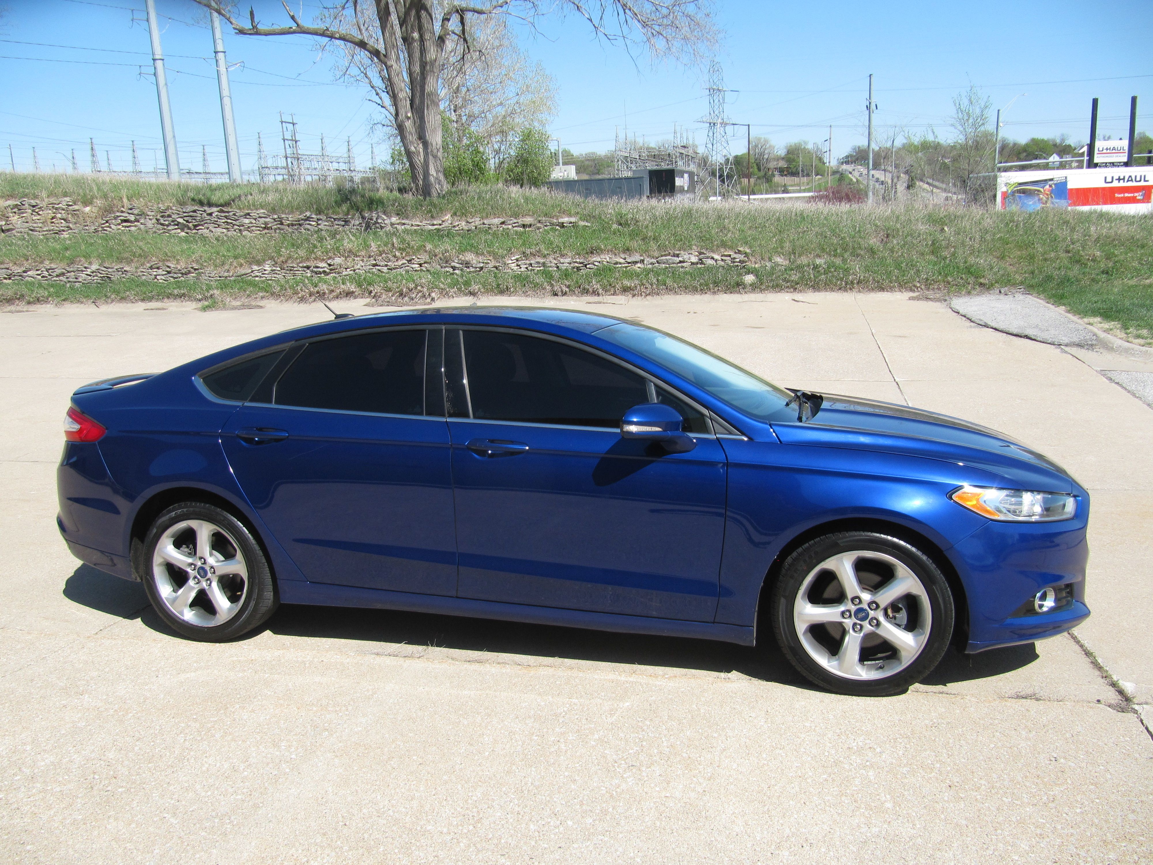 Used 2015 Ford Fusion SE FWD image 3