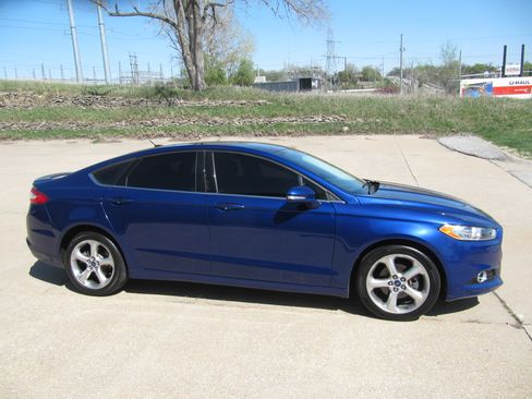 Used 2015 Ford Fusion SE FWD image 3