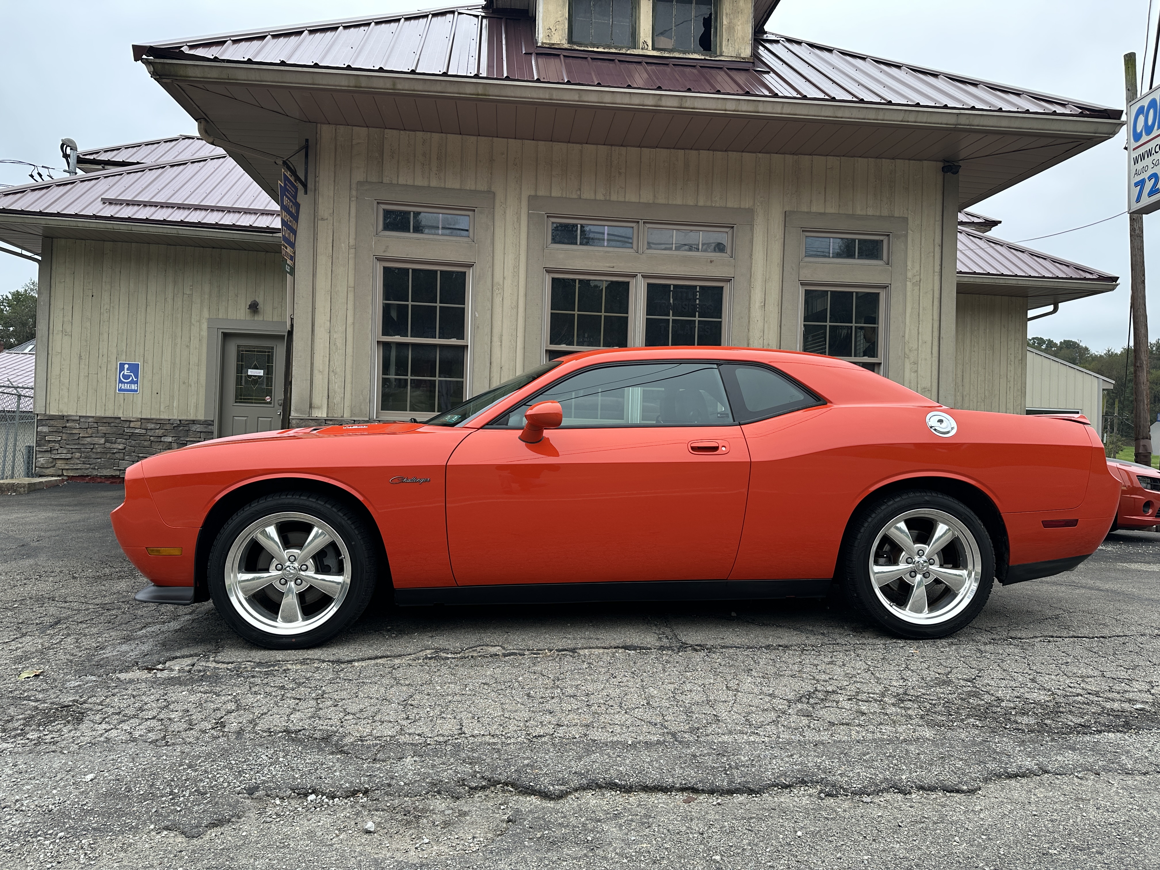 Used 2010 Dodge Challenger R/T RWD image 2
