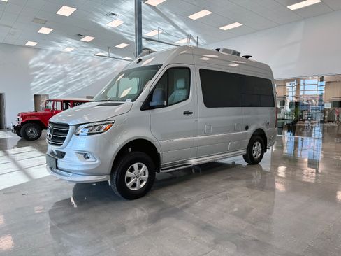 Used 2024 Mercedes-Benz Sprinter 2500 image 4