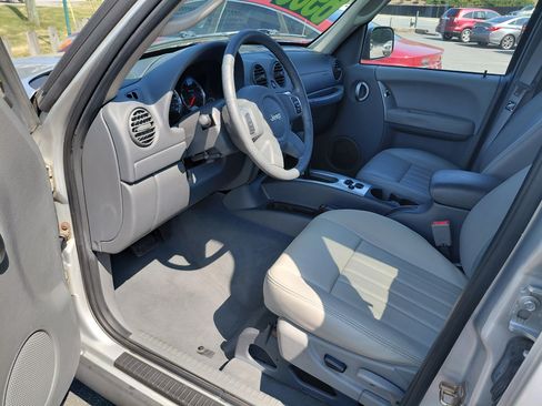 Used 2007 Jeep Liberty Limited image 2