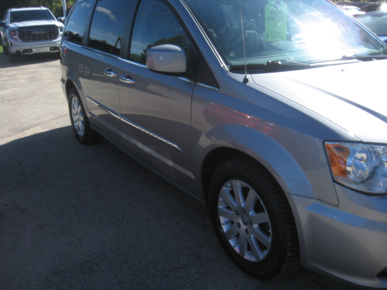Used 2016 Chrysler Town & Country Touring FWD image 3