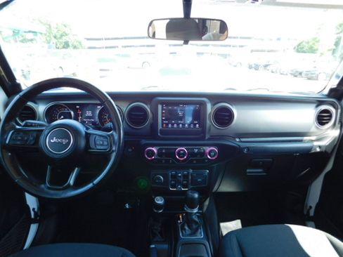 Used 2021 Jeep Gladiator Willys AWD/4WD image 12