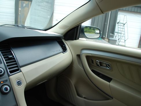 Used 2018 Ford Taurus SE FWD image 29