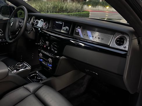 Used 2021 Rolls-Royce Phantom image 60