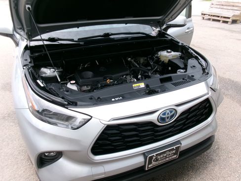Used 2021 Toyota Highlander FWD LE Hybrid image 9