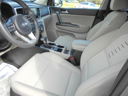 Used 2020 Kia Sportage LX image 9