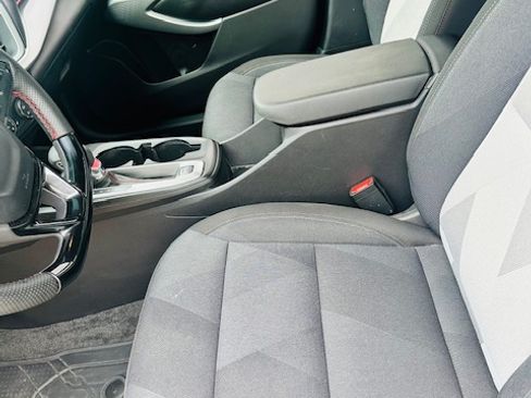 Used 2025 Chevrolet Trax RS image 12