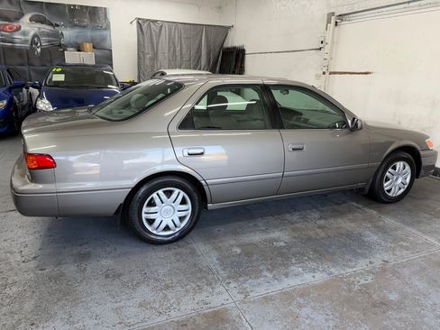 Used 2001 Toyota Camry LE FWD image 3