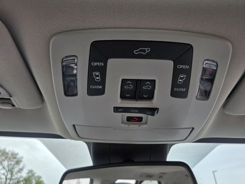 Used 2022 Toyota Sienna XLE FWD image 27