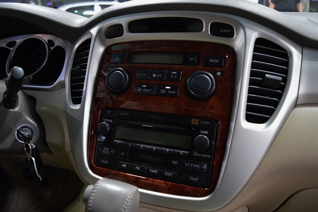 Used 2005 Toyota Highlander Limited FWD image 29