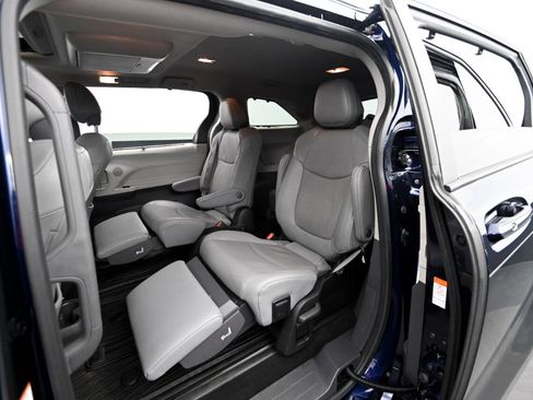 Used 2022 Toyota Sienna Limited image 47