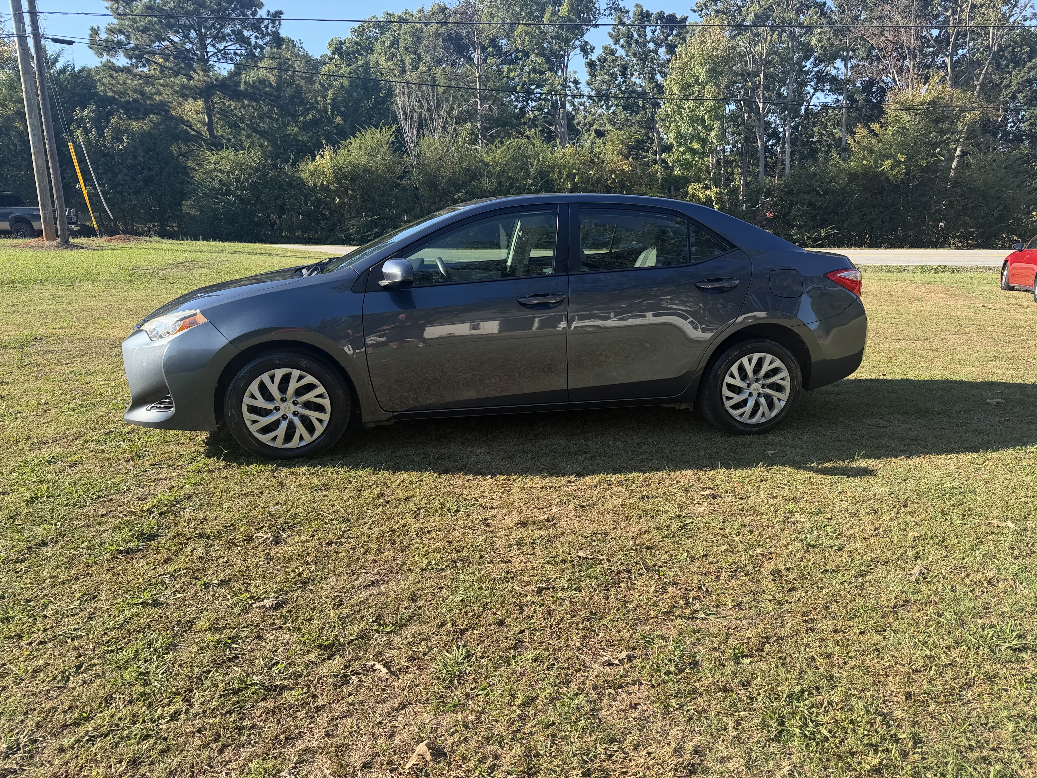 Used 2017 Toyota Corolla LE FWD image 2