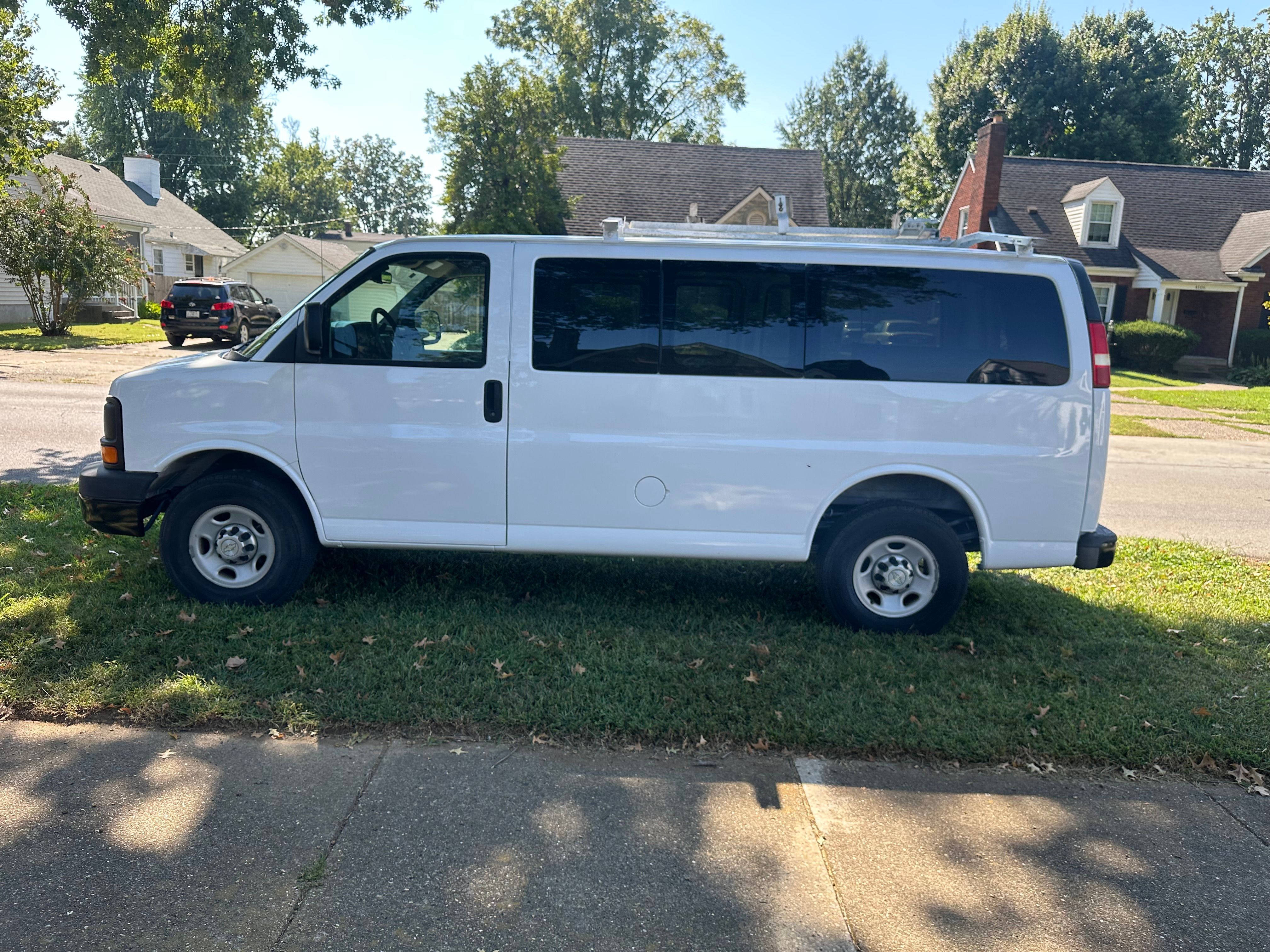 Used 2010 Chevrolet Express 2500 RWD image 1