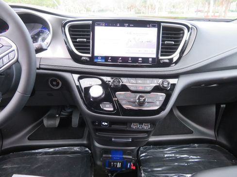 Used 2025 Chrysler Pacifica Select FWD image 25