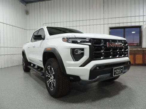 Used 2024 GMC Canyon AT4 image 8