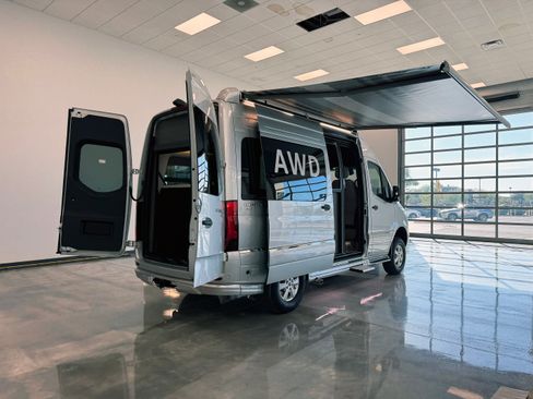 Used 2024 Mercedes-Benz Sprinter 2500 image 6