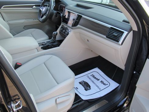 Used 2022 Volkswagen Atlas SE w/ Technology Package image 17