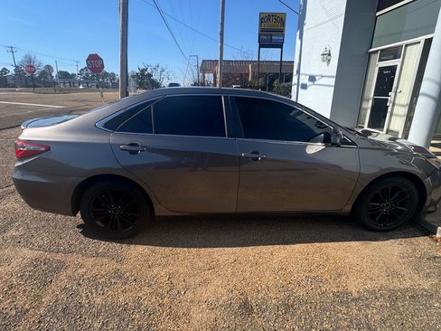 Used 2017 Toyota Camry image 6