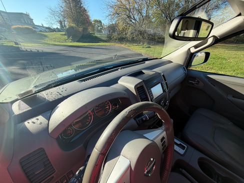 Used 2016 Nissan Frontier SV image 17