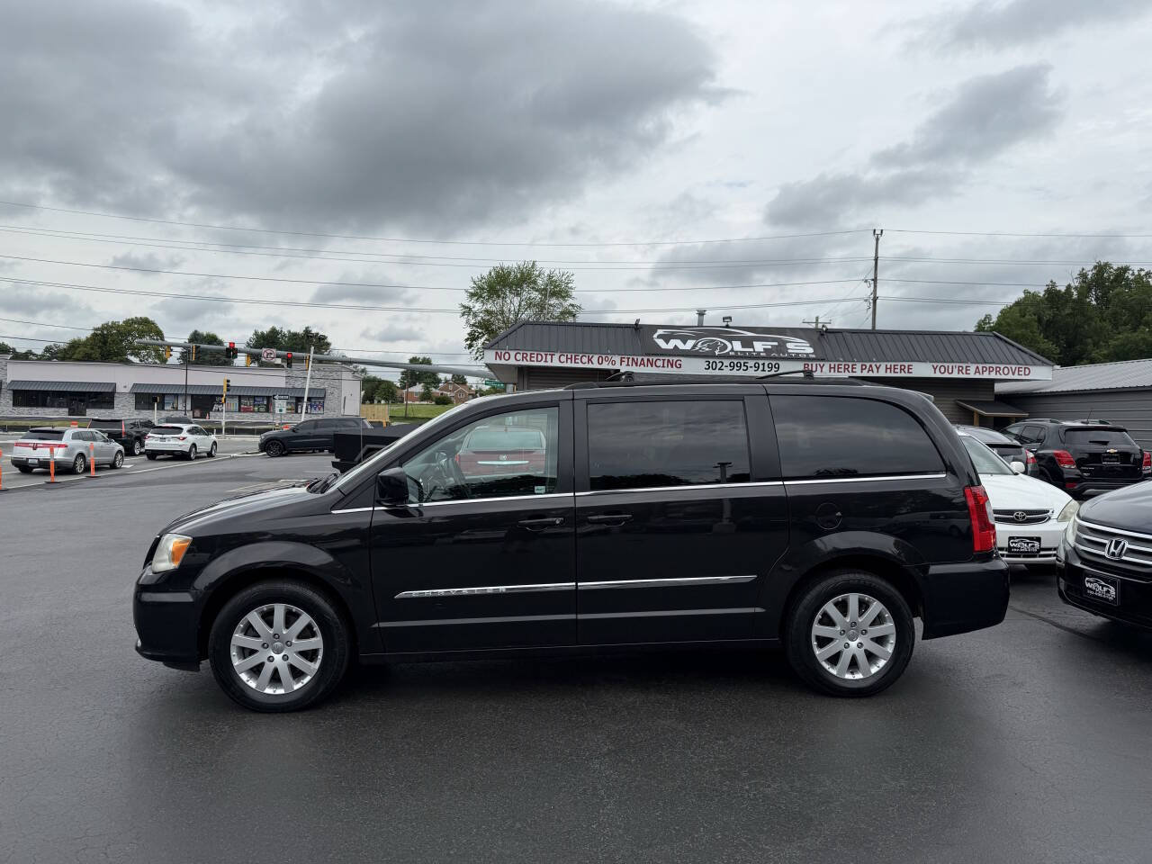 Used 2014 Chrysler Town & Country Touring FWD image 5