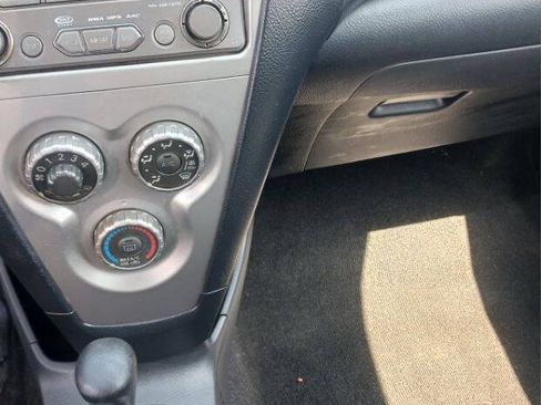 Used 2012 Toyota Yaris image 4