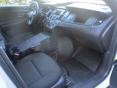 Used 2015 Ford Taurus image 5