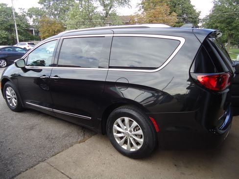 Used 2018 Chrysler Pacifica Touring-L FWD image 6
