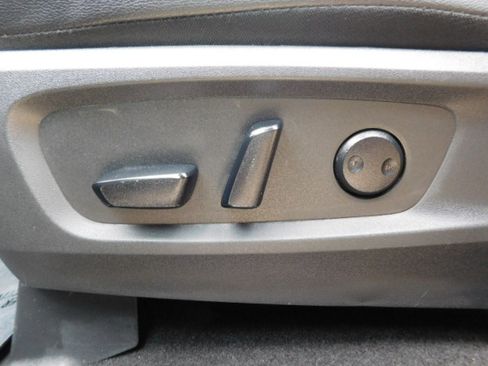 Used 2025 Nissan Pathfinder SL FWD image 11