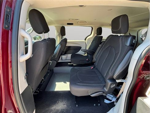 Used 2023 Chrysler Voyager LX image 36