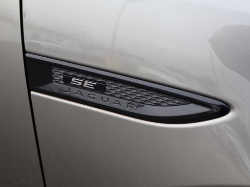 Used 2019 Jaguar E-PACE SE image 11