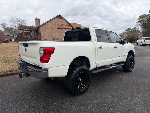 Used 2018 Nissan Titan SV image 17