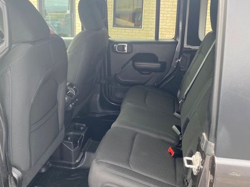 Used 2018 Jeep Wrangler Unlimited Sport image 14