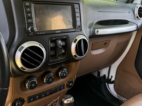 Used 2015 Jeep Wrangler 4WD Unlimited Sahara image 7
