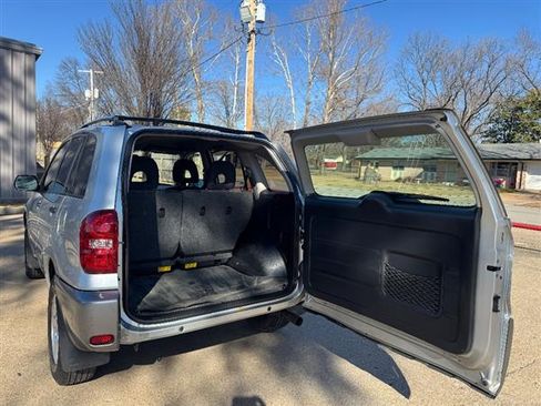 Used 2005 Toyota RAV4 image 4