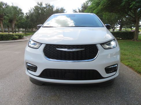 Used 2024 Chrysler Pacifica Touring-L FWD image 12