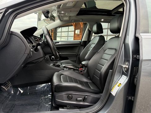 Used 2017 Volkswagen Golf Alltrack image 9