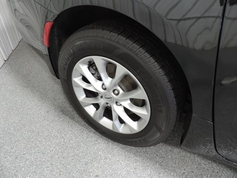 Used 2024 Chrysler Pacifica Touring-L AWD image 15