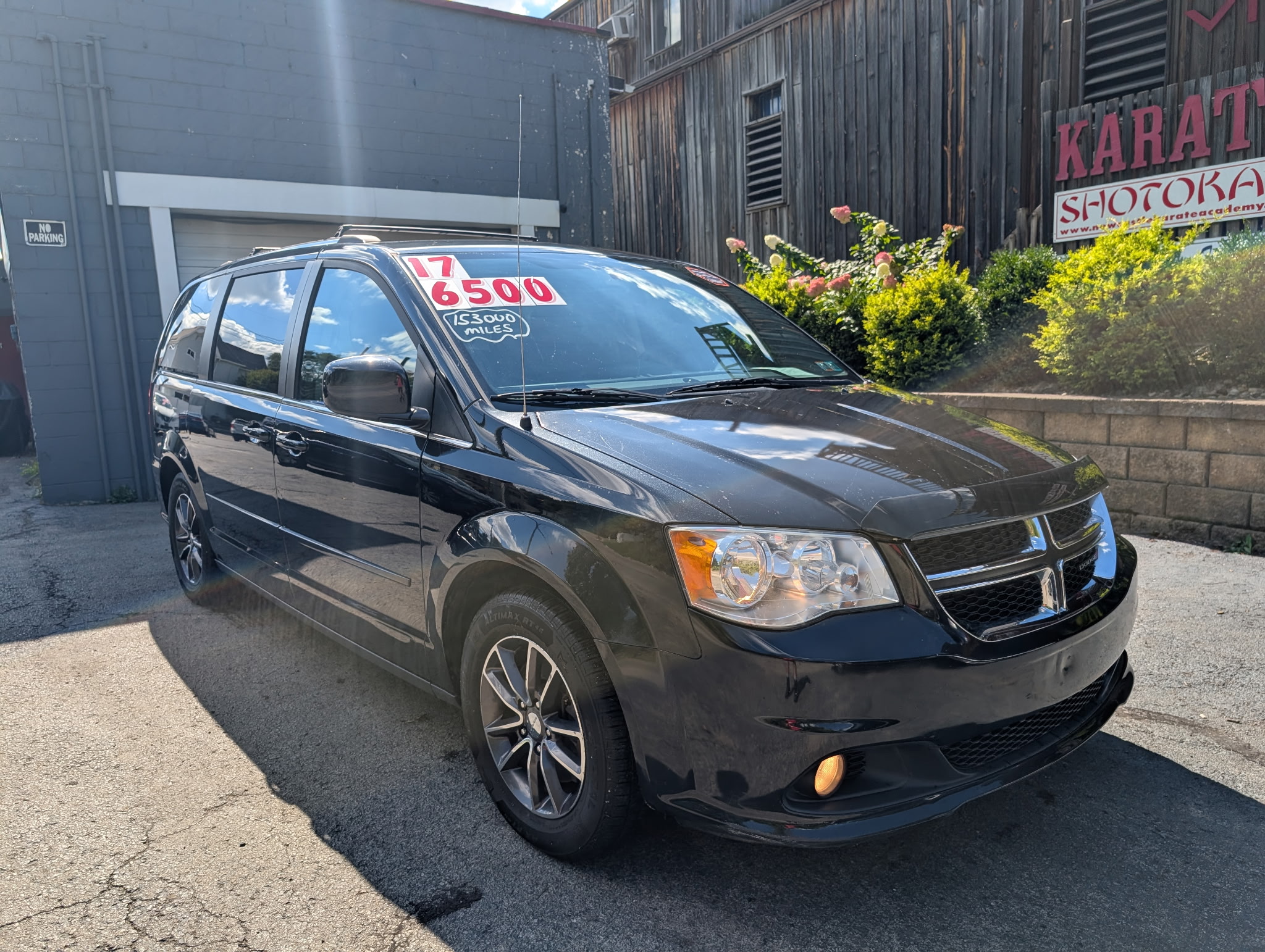 Used 2017 Dodge Grand Caravan SXT FWD image 2