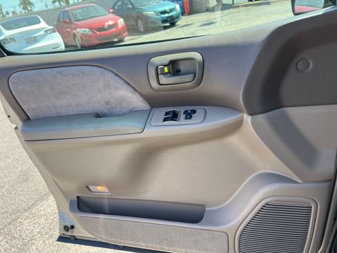 Used 2001 Toyota Sienna LE FWD image 13