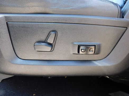 Used 2018 RAM 1500 SLT image 9