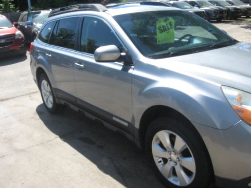 Used 2010 Subaru Outback 2.5i Limited AWD/4WD image 3