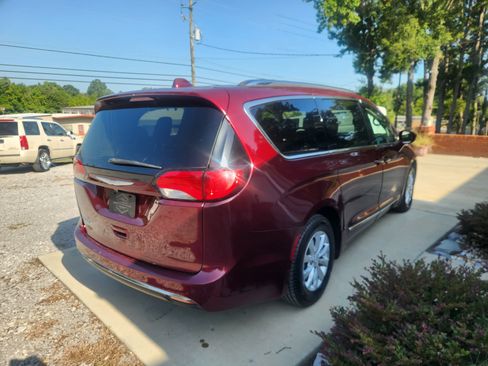 Used 2018 Chrysler Pacifica Touring-L FWD image 6