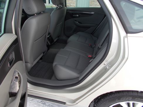 Used 2015 Chevrolet Impala LT image 12