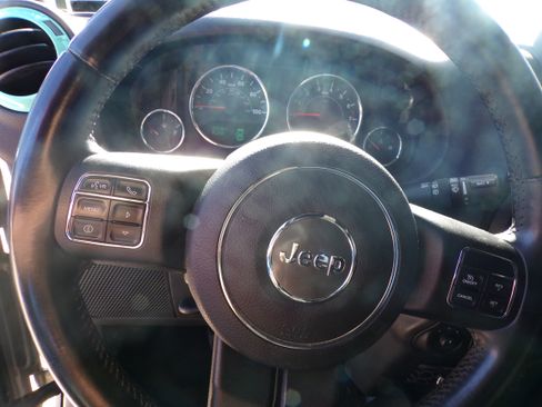 Used 2016 Jeep Wrangler Unlimited Rubicon image 10