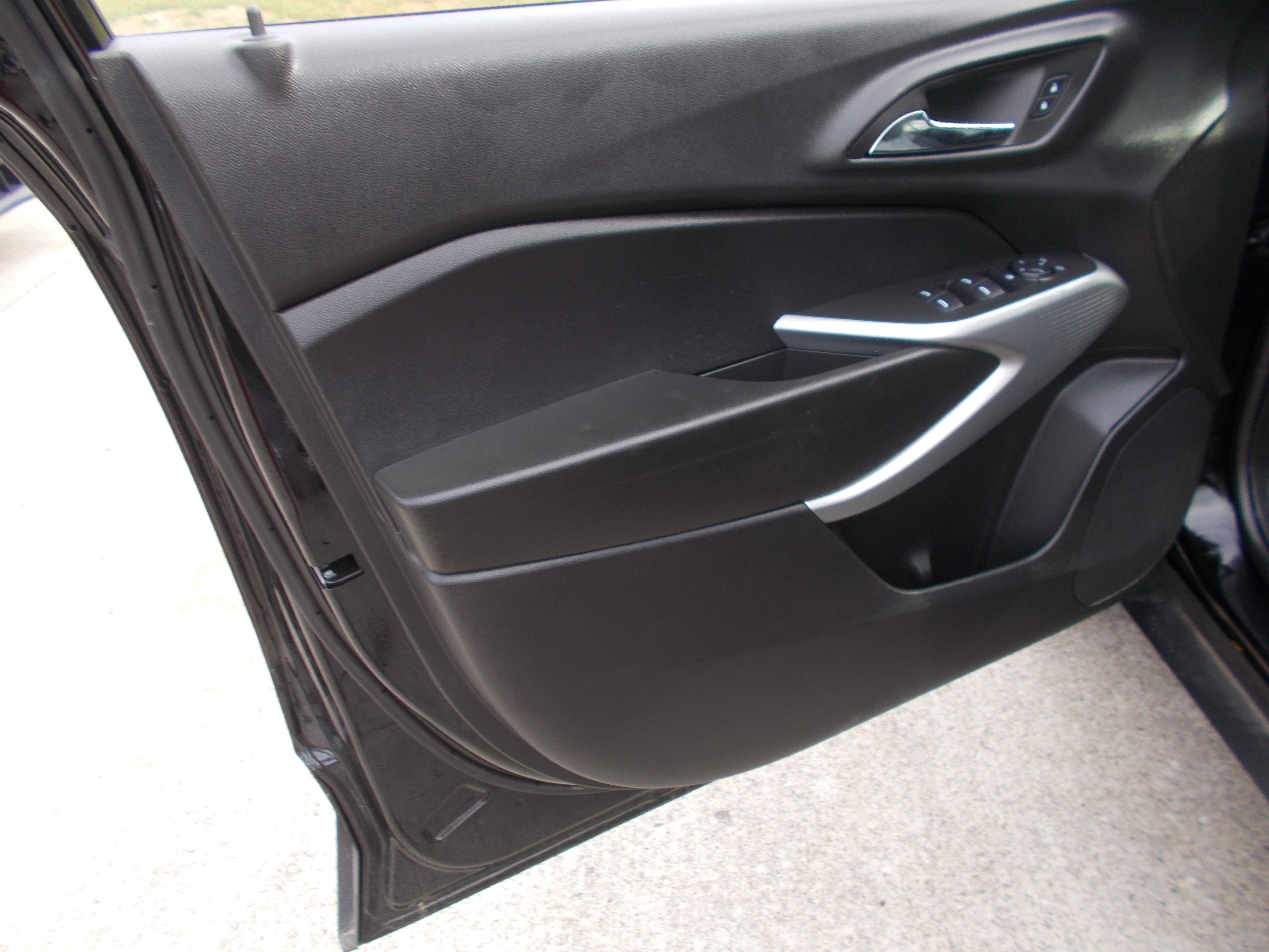 Used 2025 Chevrolet Trax LS FWD image 5