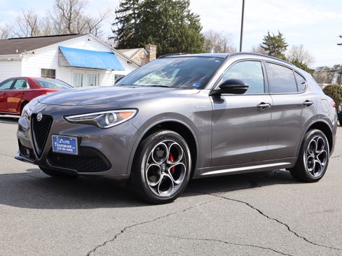 Used 2023 Alfa Romeo Stelvio Veloce image 4